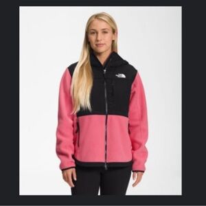 Women’s Northface Denali jacket with hood in cosmic pink! Brand new without tags